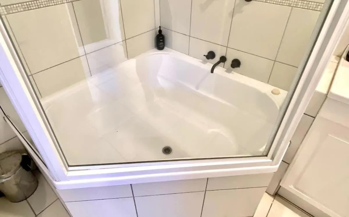 5 Bed 5 Bath Urban Getaway Ipswich Central Holiday home