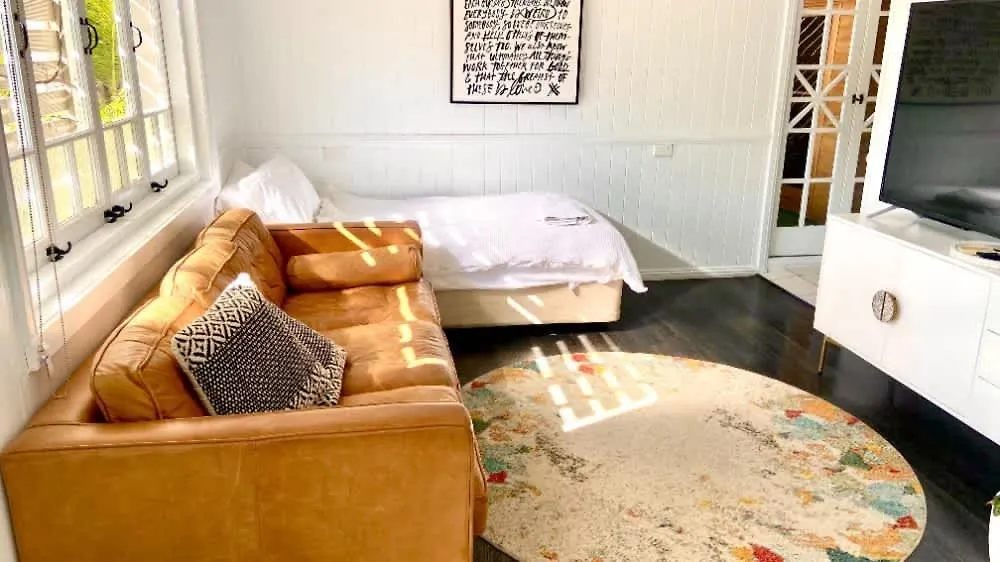5 Bed 5 Bath Urban Getaway Ipswich Central 0*,