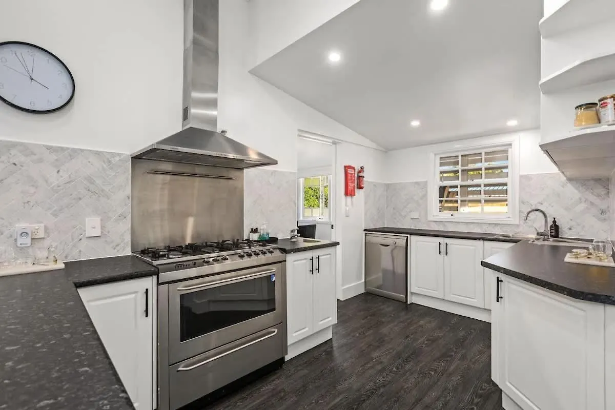 5 Bed 5 Bath Urban Getaway Ipswich Central Holiday home